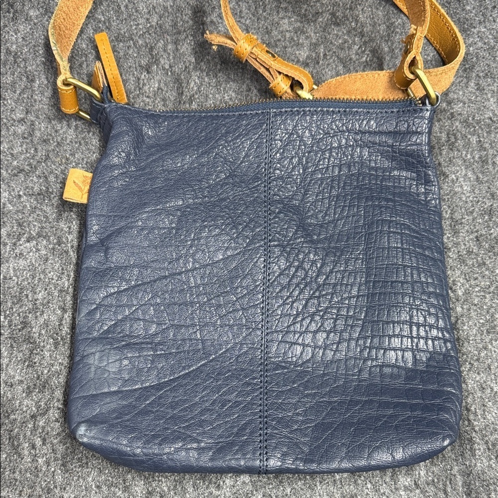 Elegant Navy Leather Crossbody Bag - Picture 3 of 8